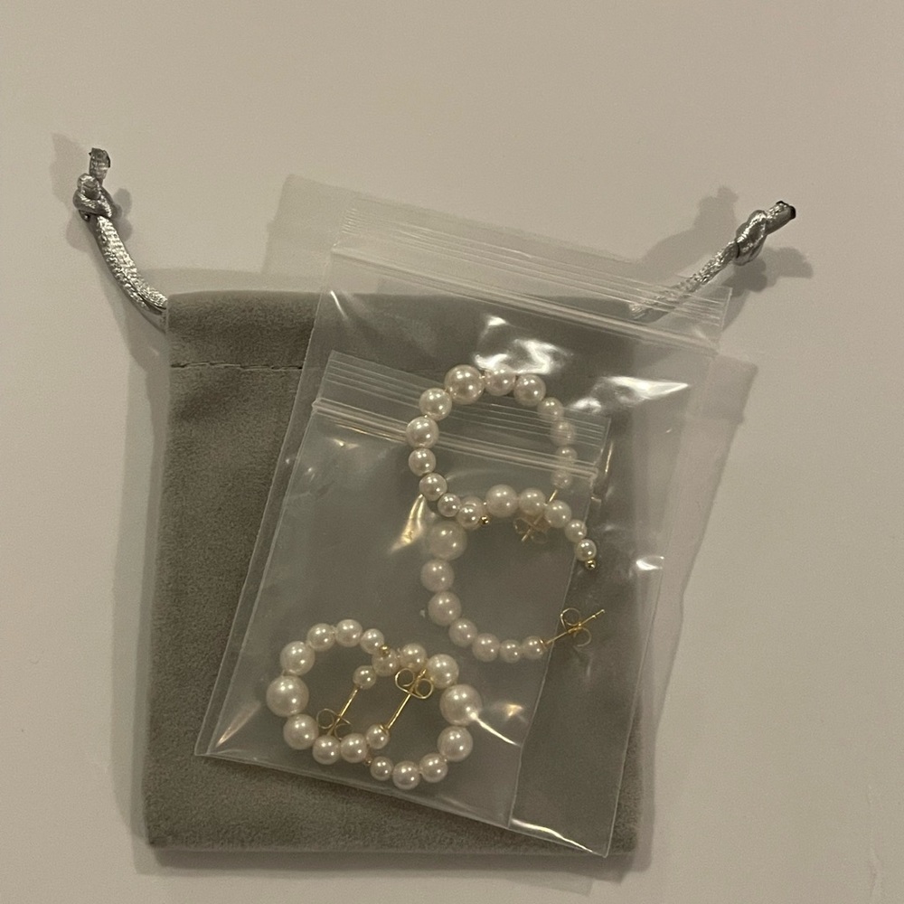 Gray Drawstring Pouch With Pearl Earring Set - Picture 2 of 3